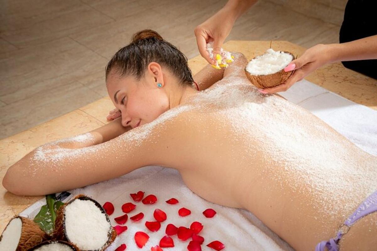 uma jovem deitada em uma banheira recebendo uma massagem