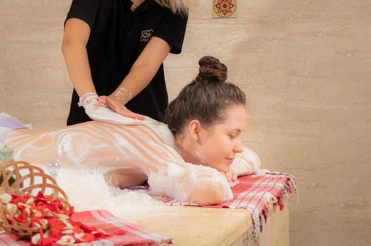 uma mulher dando banho em uma menina de toalha