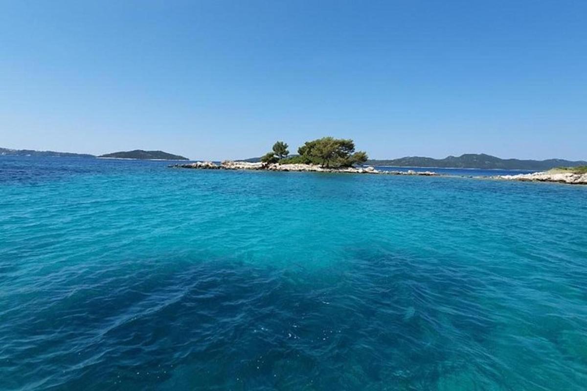 ένα νησί στη μέση ενός μεγάλου υδάτινου όγκου