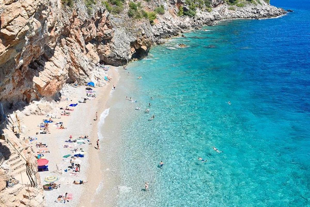 Grupa ludzi na plaży w wodzie