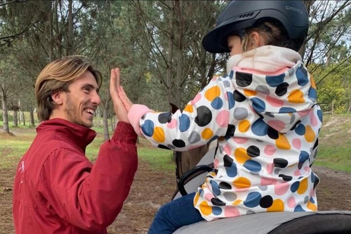 un uomo fa il cinque a una bambina