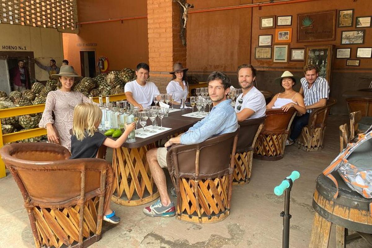 un grup de persones assegudes a una taula en un restaurant