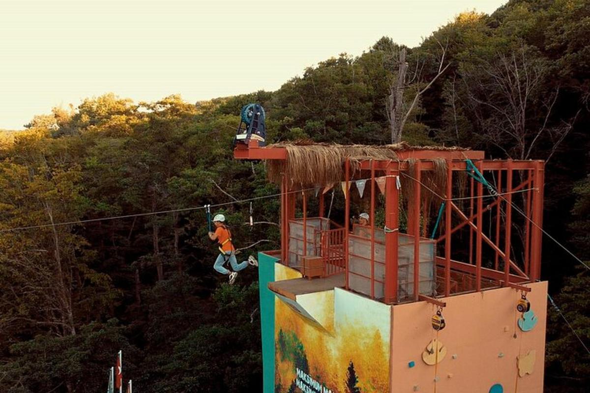 una persona està en una tirolina en una torre