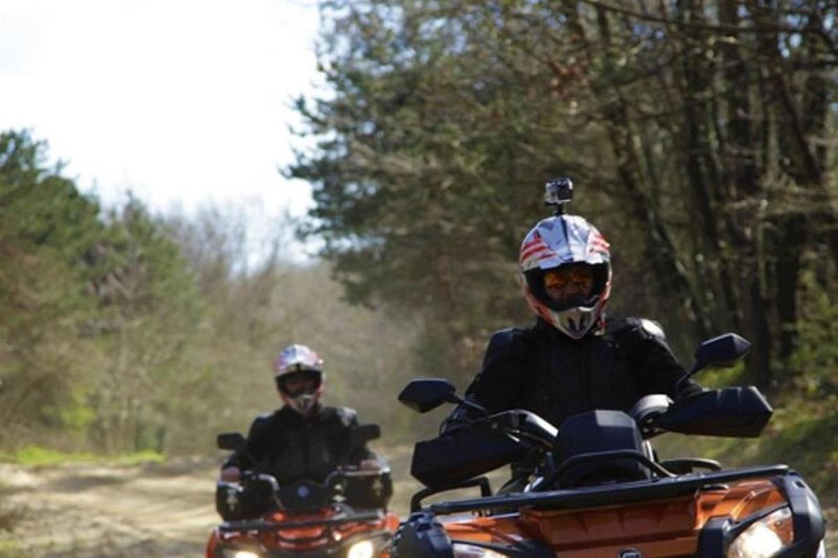 două persoane care călătoresc cu motociclete pe un drum de pământ