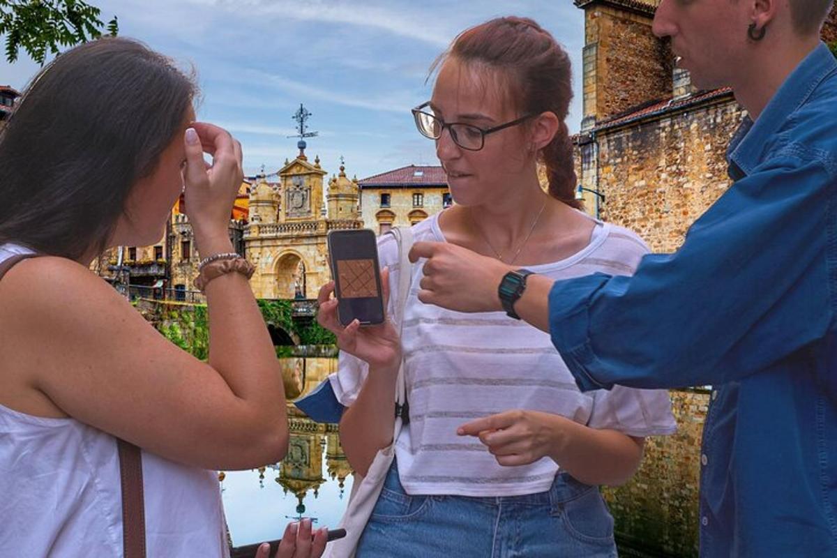 moški in ženska gledata v mobilni telefon