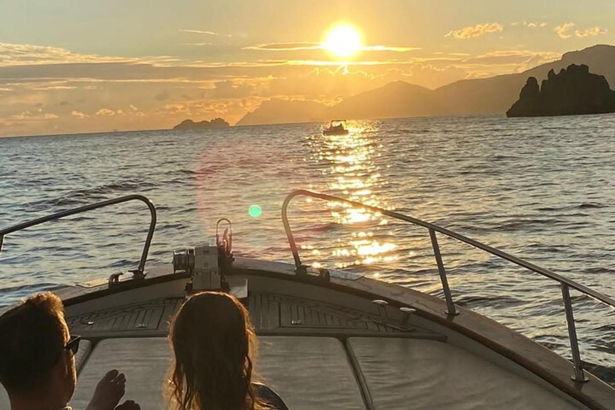 en mann og en kvinne på en båt i havet