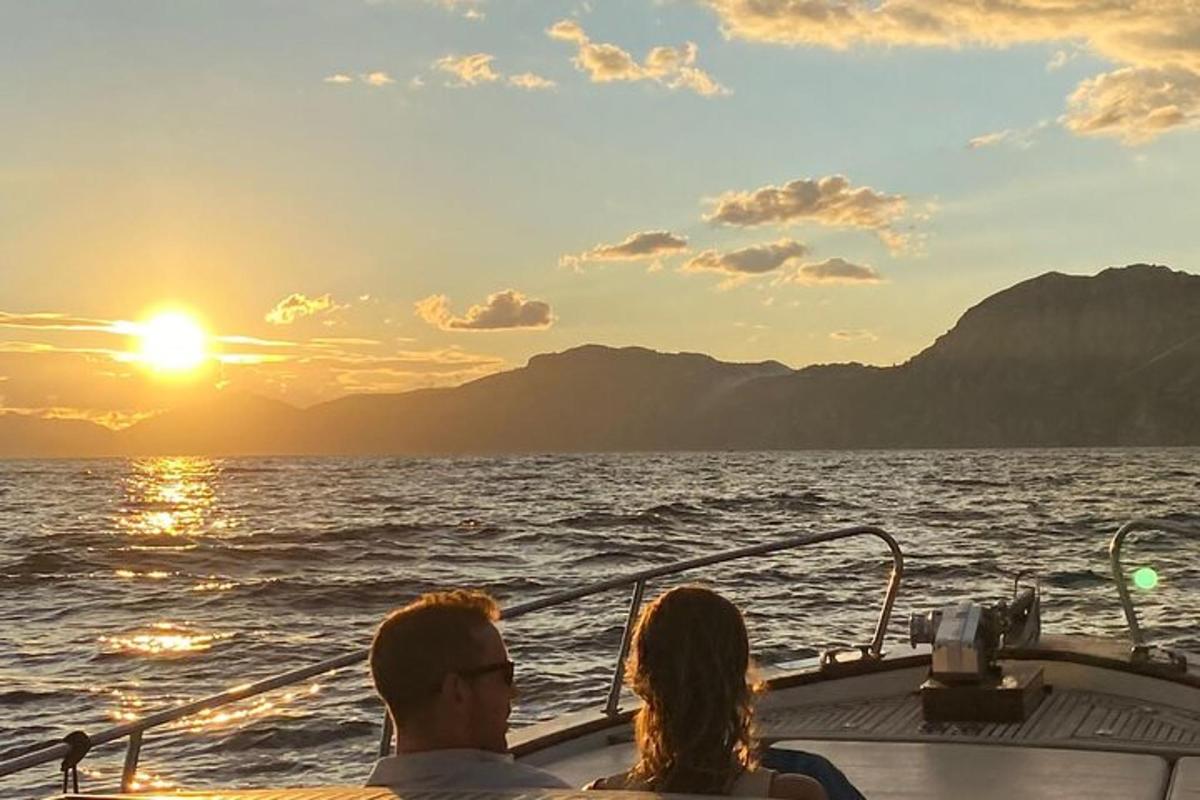 en mann og en kvinne på en båt ved solnedgang
