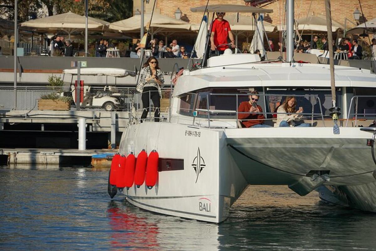 un grup de persones en un vaixell a l'aigua