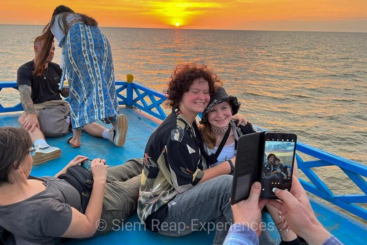 un grupo de personas sentadas en la cubierta de un barco