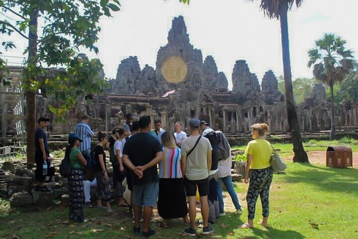 un gruppo di persone in piedi davanti a un tempio