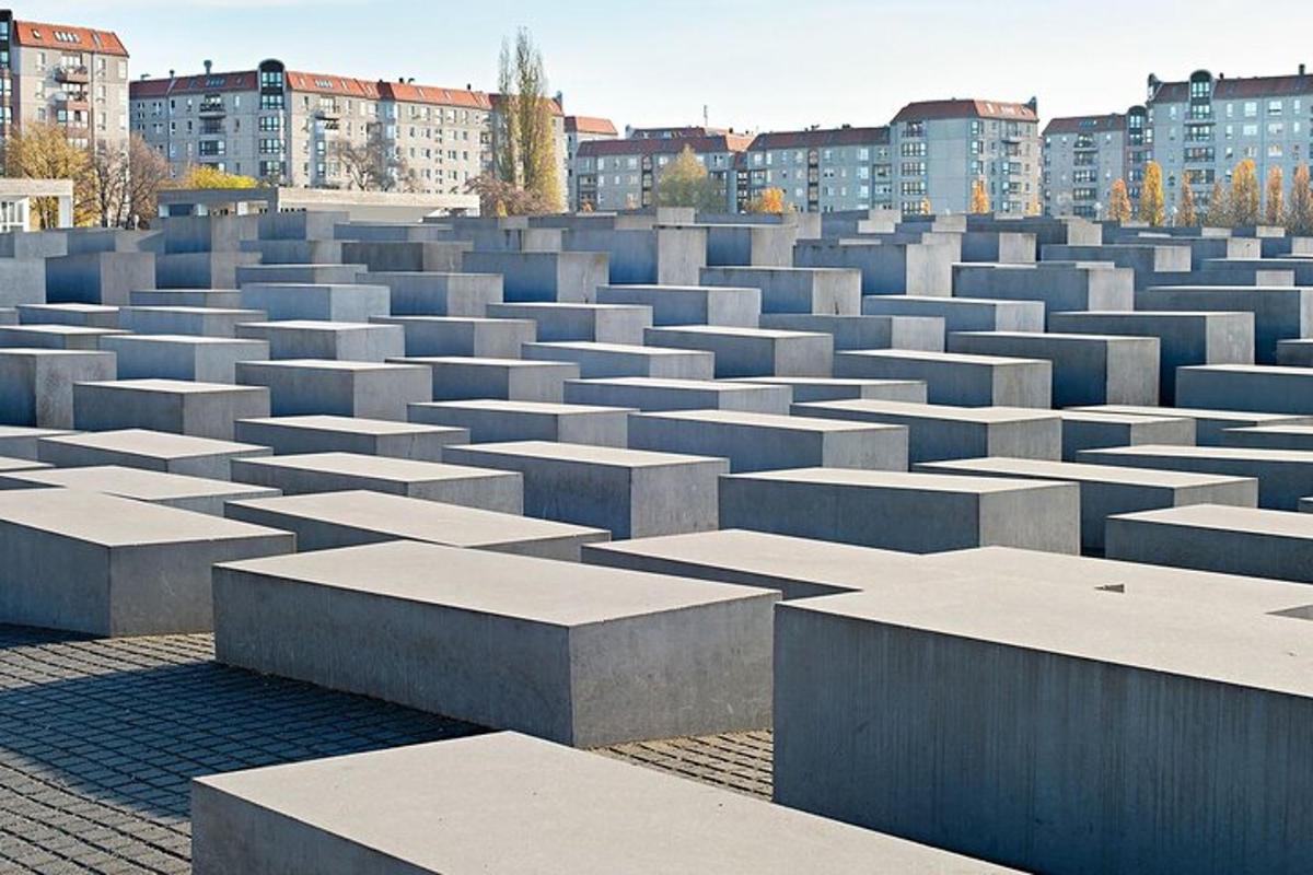 kilka betonowych ławek w mieście