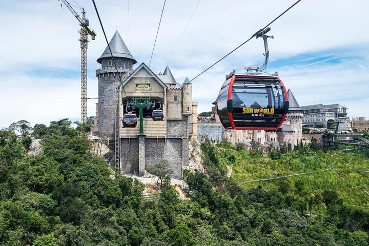 menaiki gondola di hadapan sebuah istana
