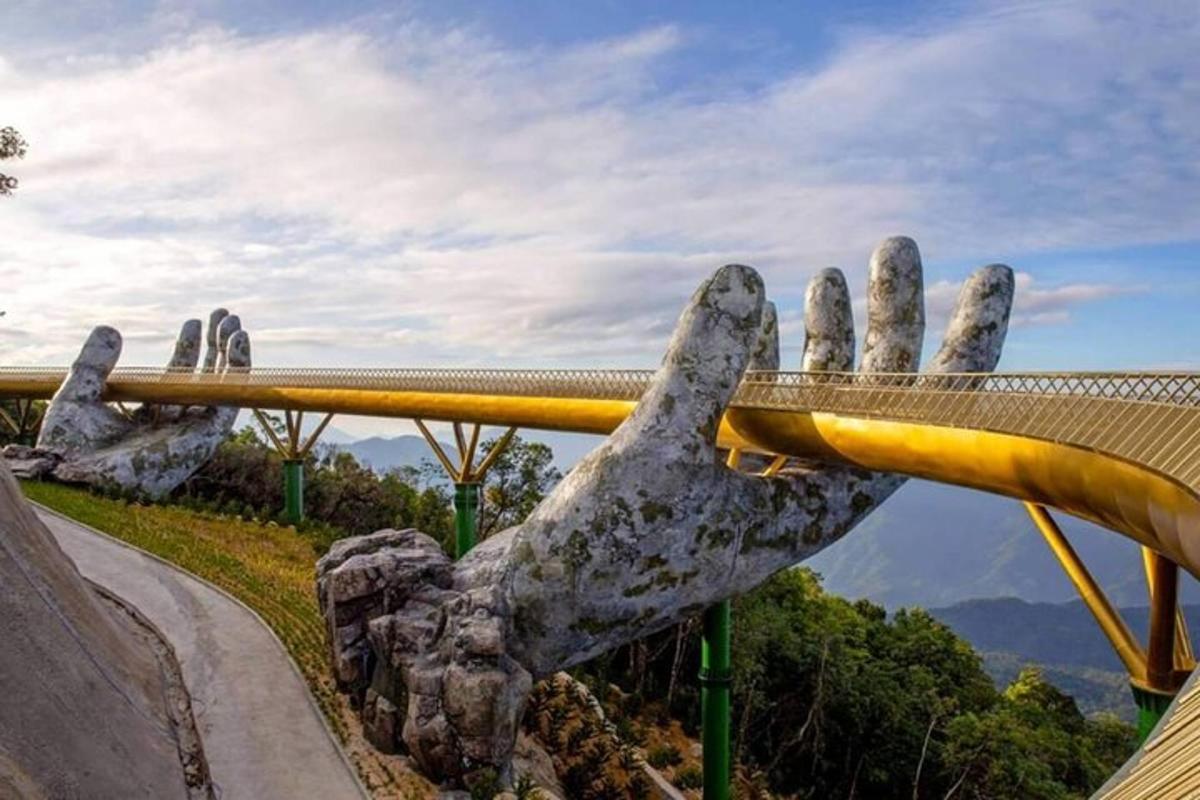 una statua di una mano che sorregge un ponte