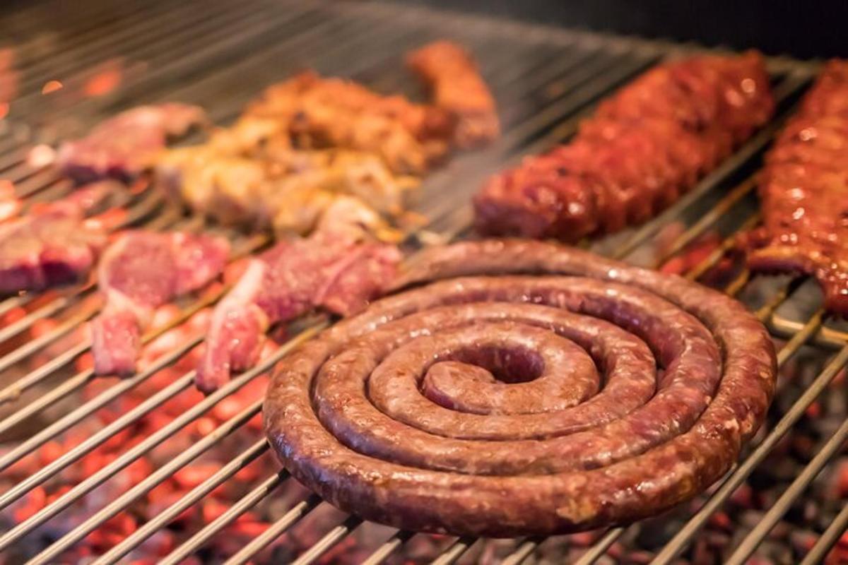 kup različnih vrst hrane na žaru