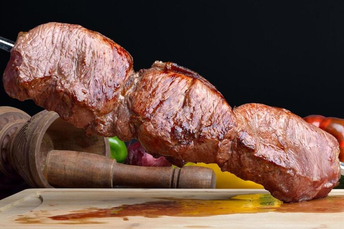kos mesa na krožniku z nožem