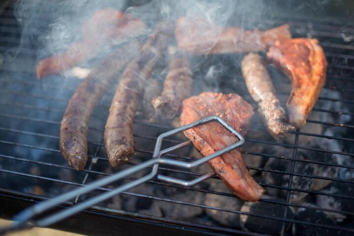 kilka kiełbas i mięsa na grillu