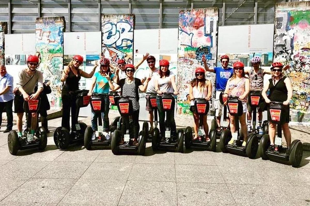 un gruppo di persone sta viaggiando su segway