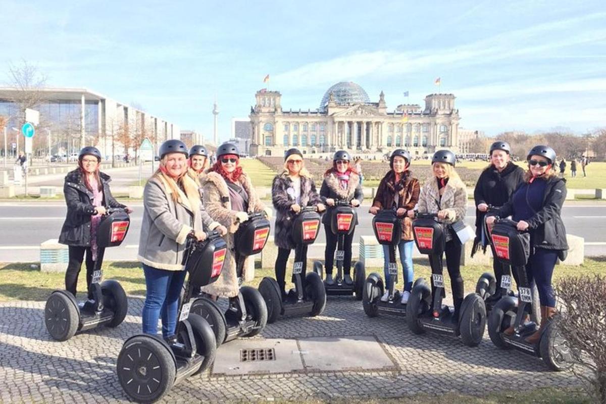 một nhóm phụ nữ đang đi xe segway trước một tòa nhà