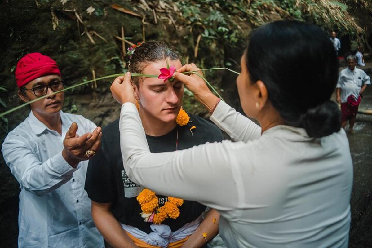 Una mujer cortando el cabello de un hombre con una flor en la cabeza.