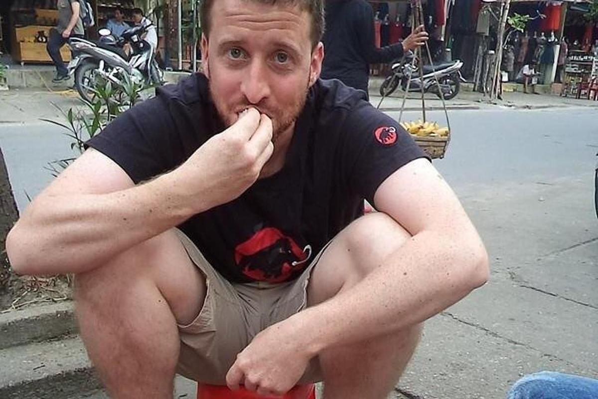 un uomo seduto in cima a un idrante antincendio