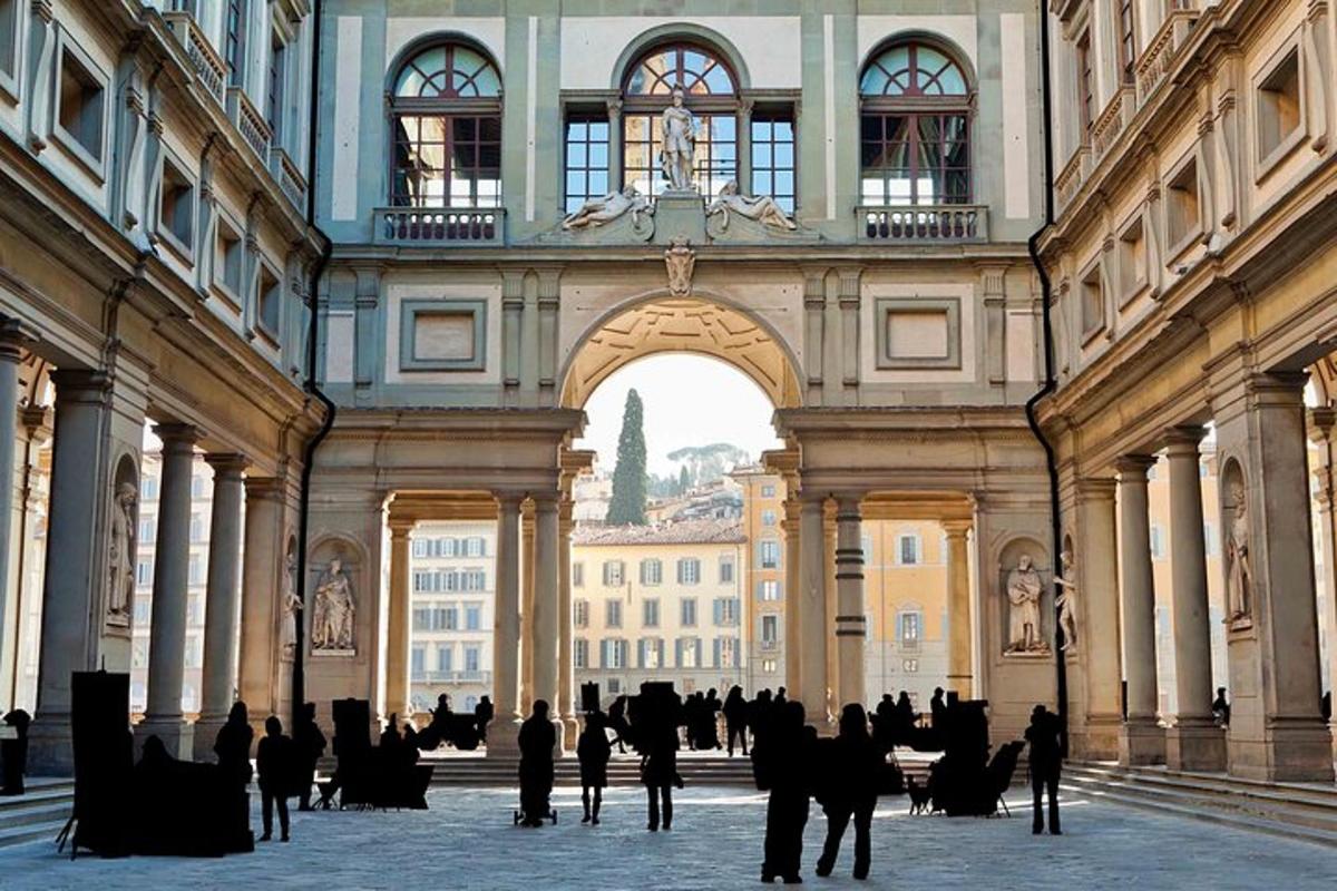 un gruppo di persone che camminano intorno a un edificio