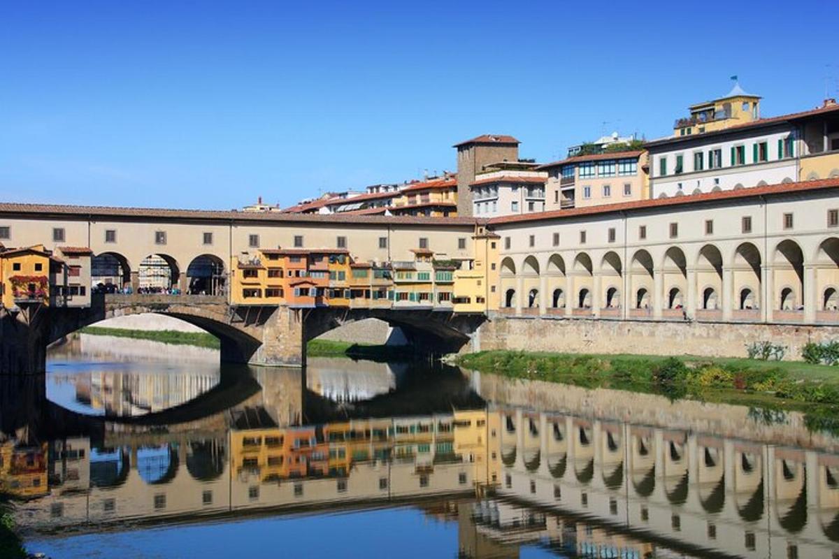 un ponte sopra un fiume con riflessi nell'acqua