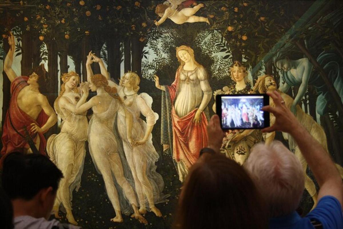 un gruppo di persone che scattano una foto di un dipinto