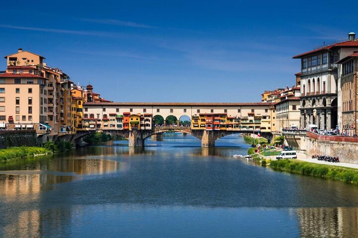 un ponte sopra un fiume in una città con edifici