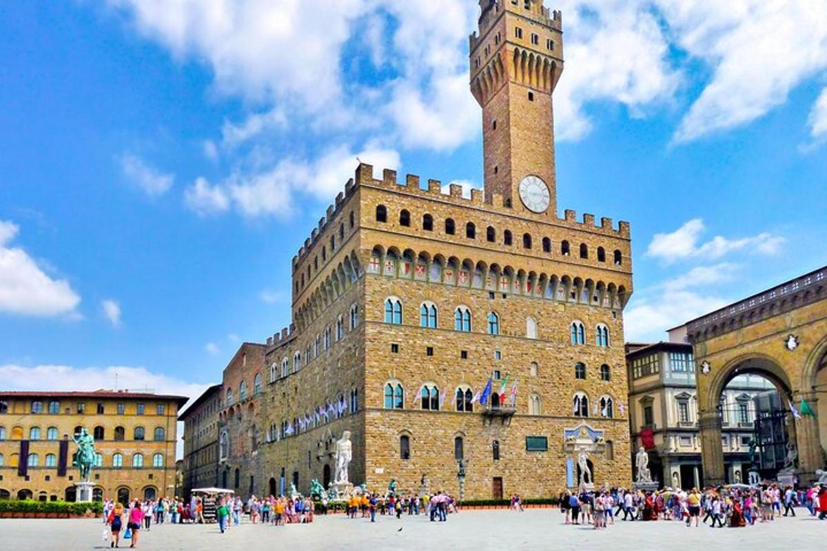 um grande edifício com uma torre do relógio no topo