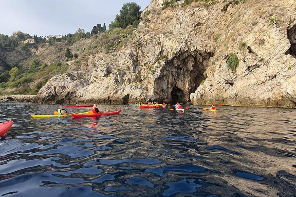 skupina lidí kajakujících na vodní ploše