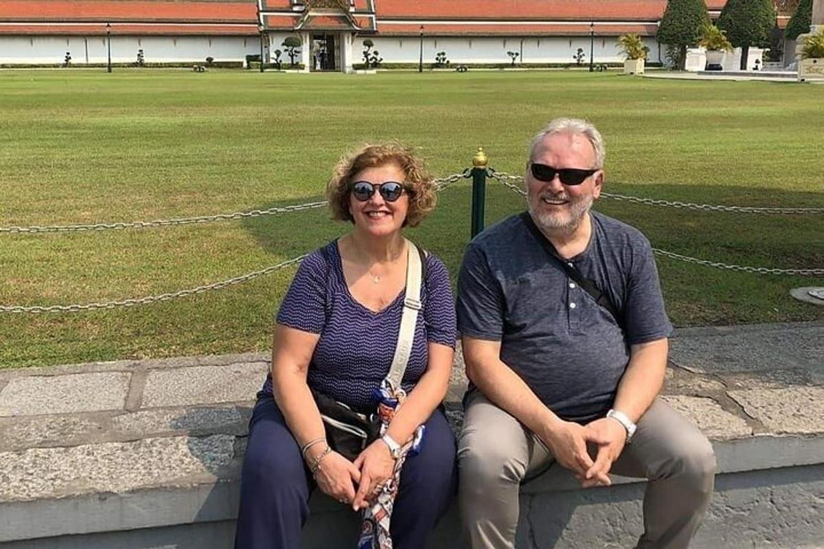 muž a žena sedící na lavičce v parku
