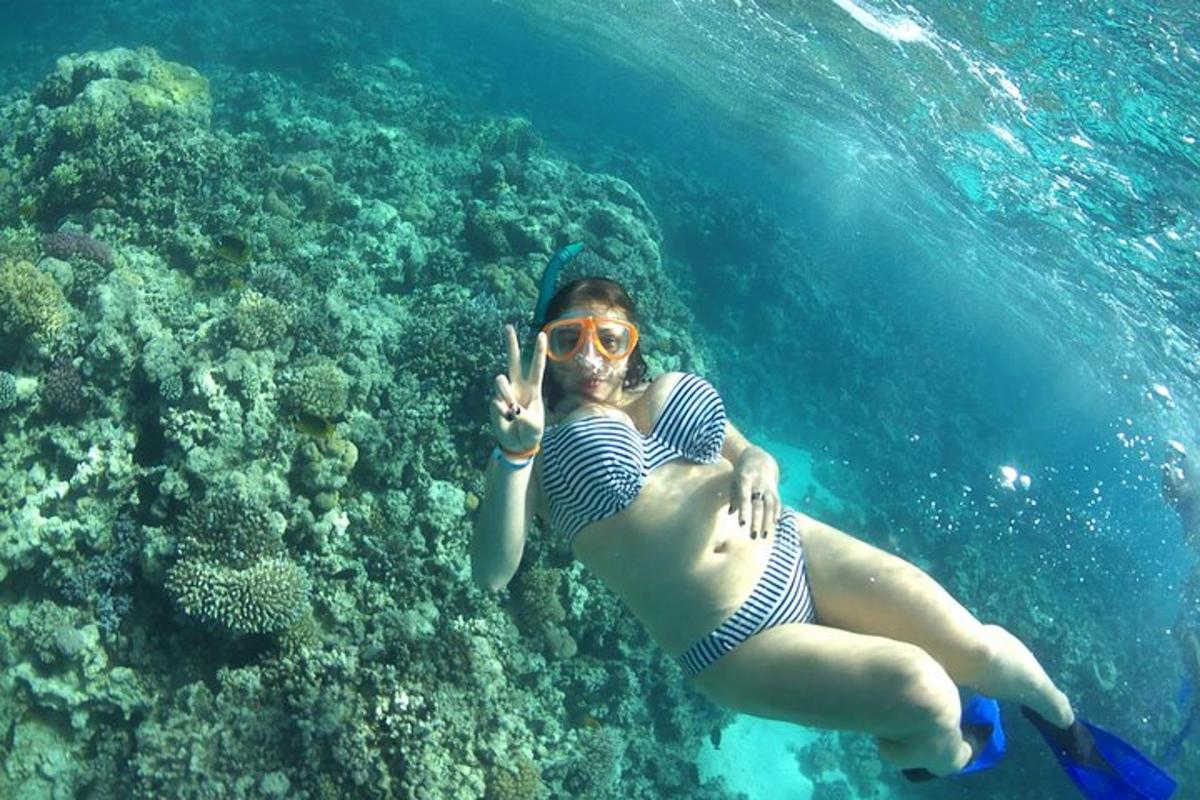 una donna in acqua che fa il segno della pace