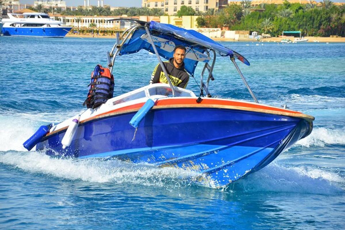 un uomo su una barca blu in acqua