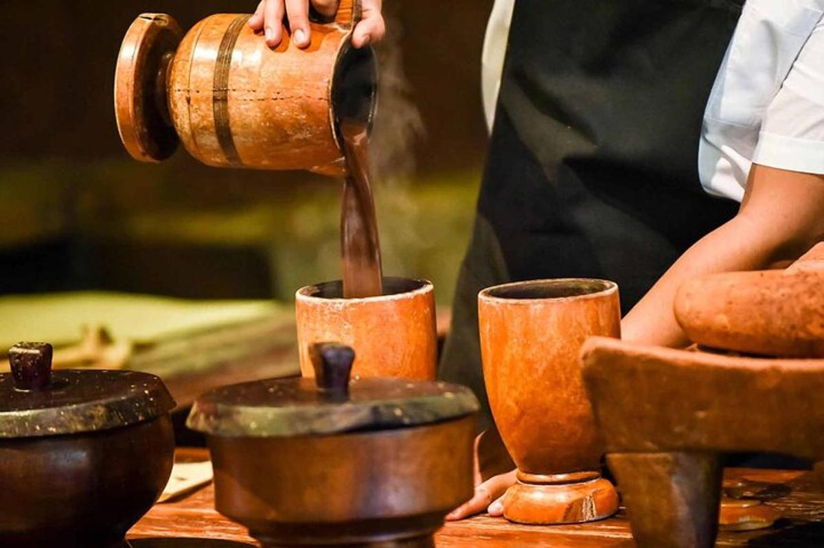 en person som heller kaffe i kopper på et bord