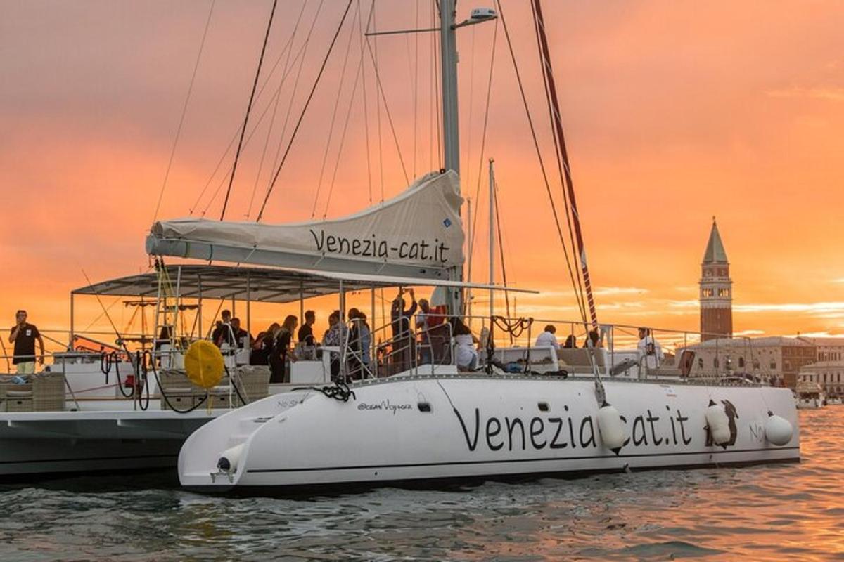 un gruppo di persone su una barca in acqua