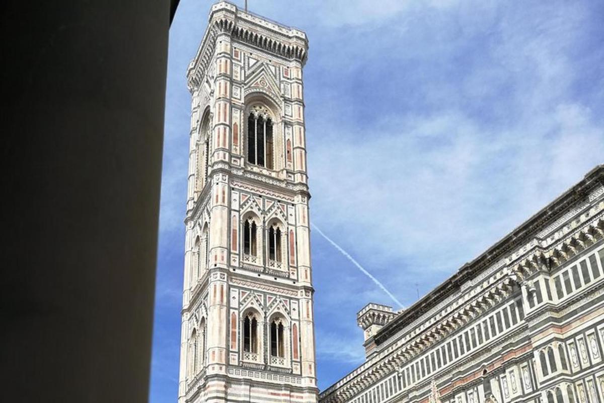 una torre de reloj alta en la parte superior de un edificio
