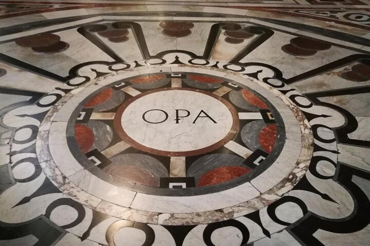 Un reloj con la palabra opa en el suelo.