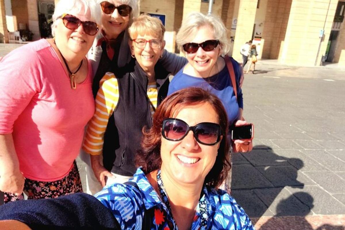 Un grupo de mujeres posa para una fotografía.