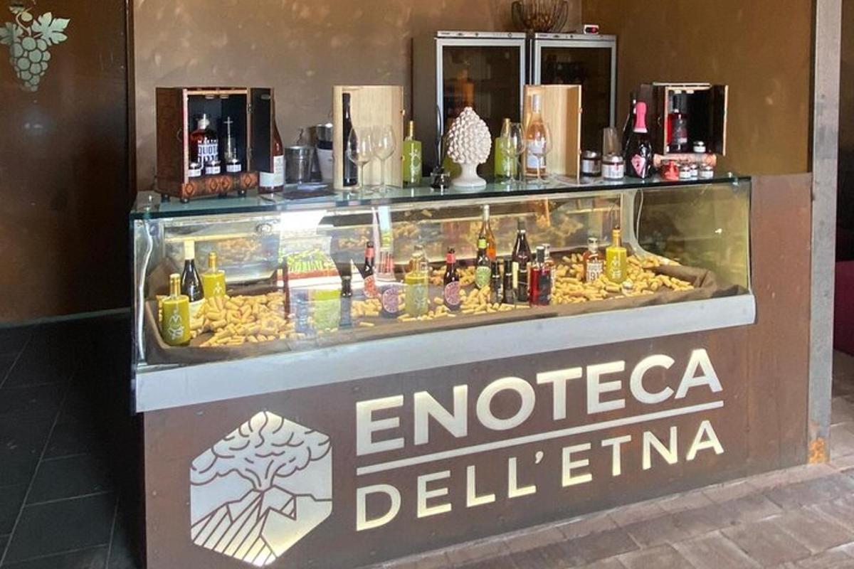 eine Vitrine mit vielen Flaschen Alkohol