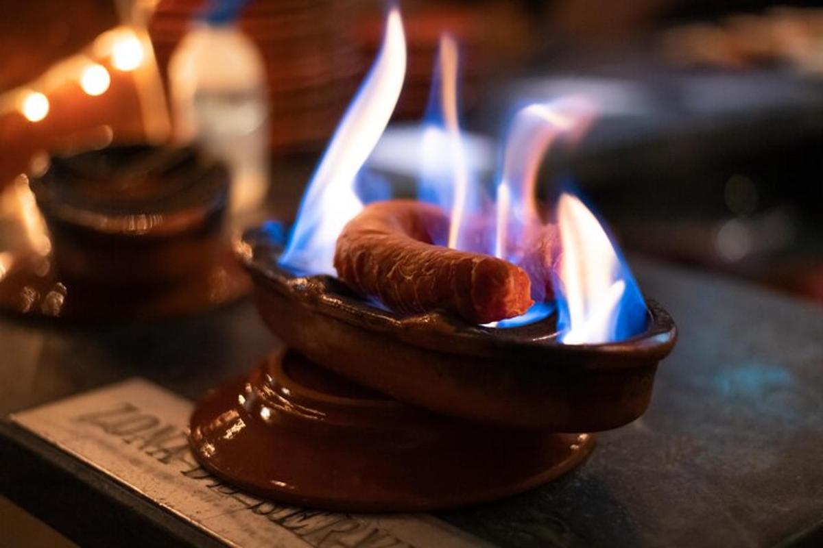 dřevěná miska se dvěma hot dogy v plamenech