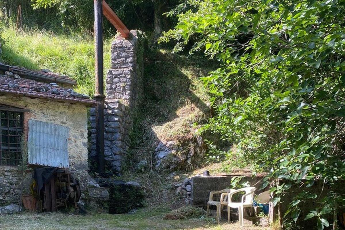 skupina židlí sedících před budovou
