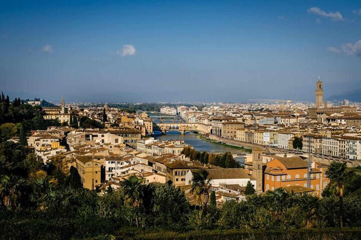 una vista di una città con un fiume e degli edifici