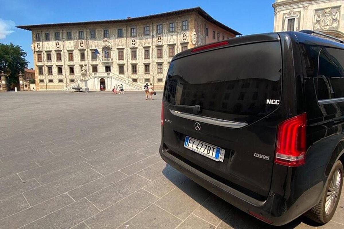 un furgone nero parcheggiato davanti a un edificio