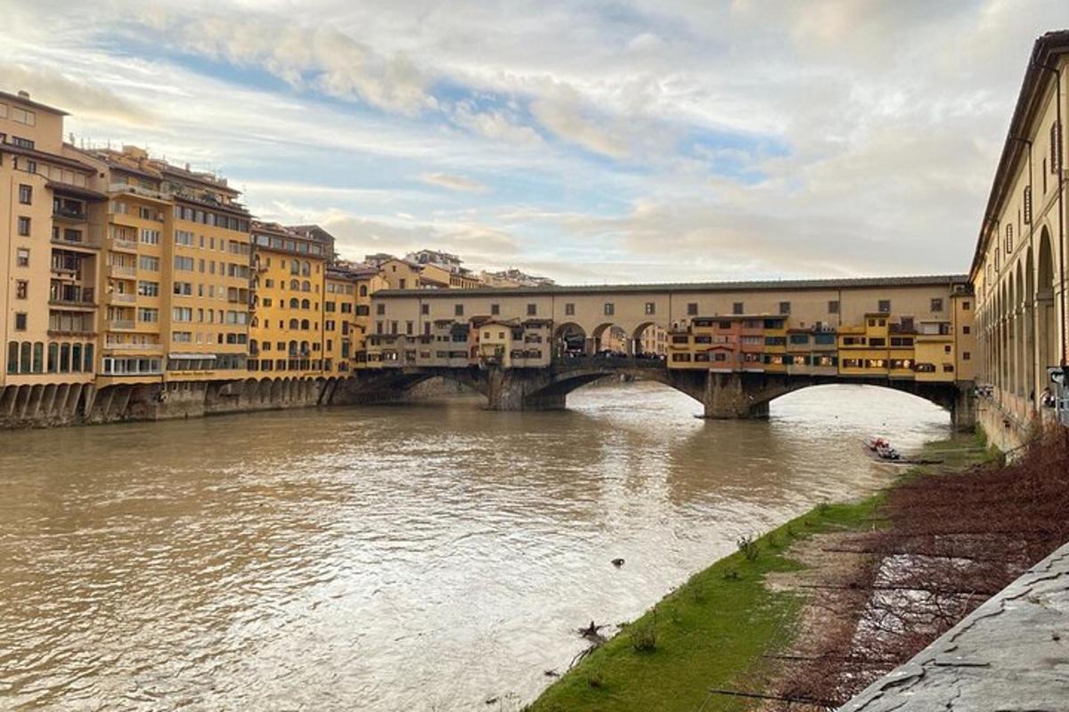 un ponte sopra un fiume in una città con edifici