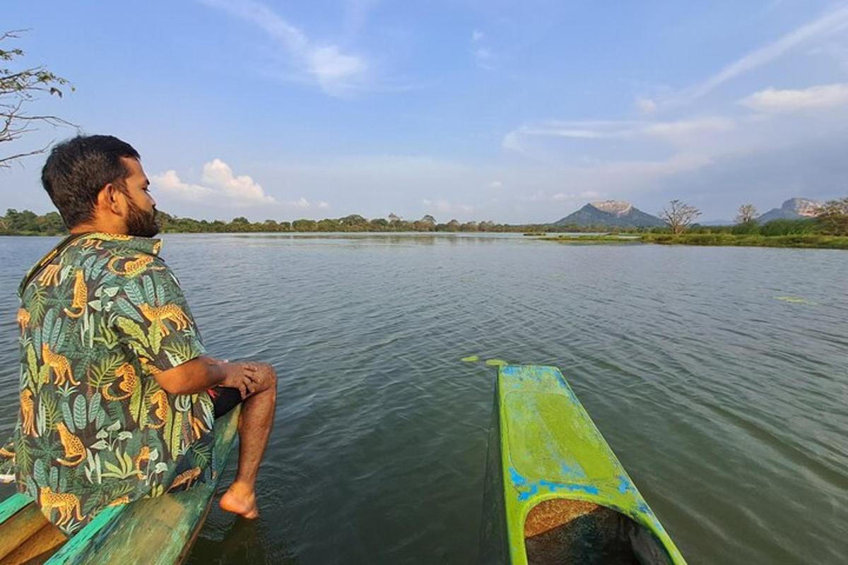 un hombre sentado en un bote en el agua
