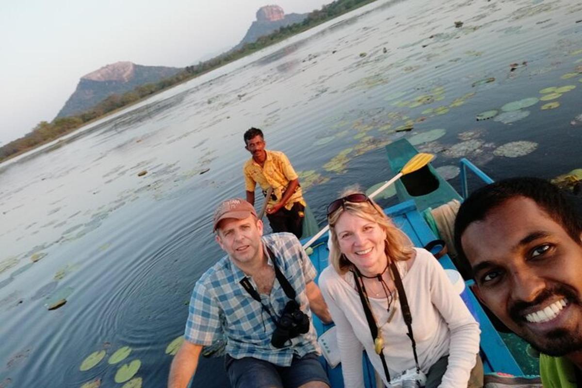 un grupo de personas en un barco en el agua