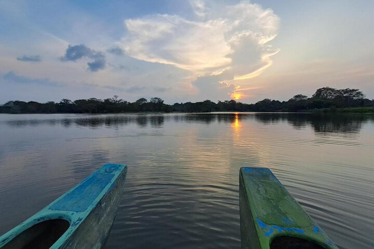 ein Boot im Wasser mit dem Sonnenuntergang im Hintergrund