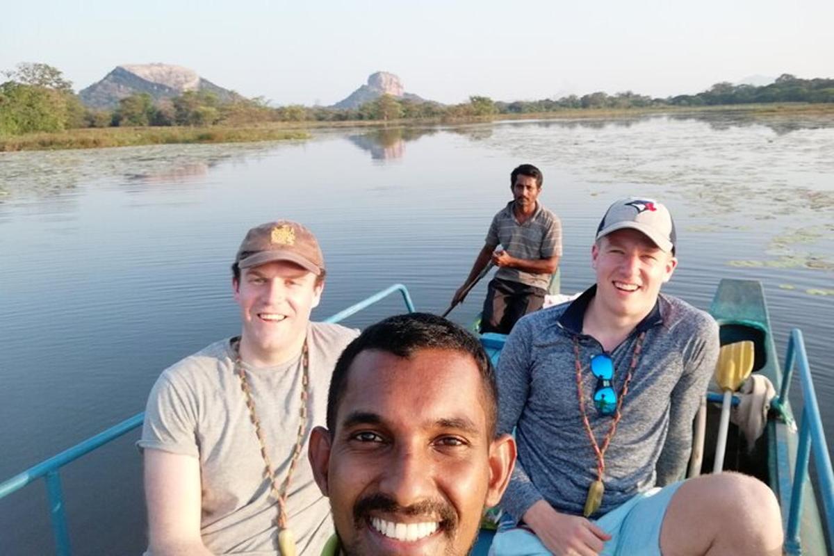 un grupo de hombres en un barco en un río