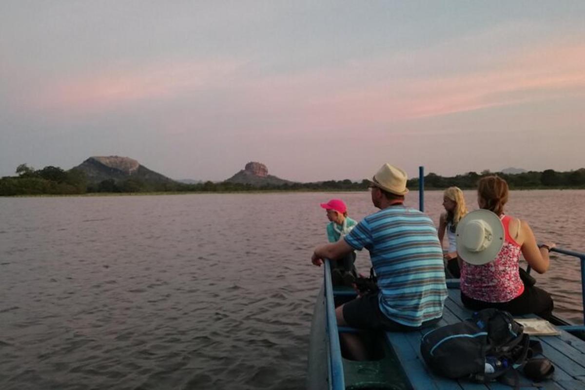 un grupo de personas en un barco en el agua