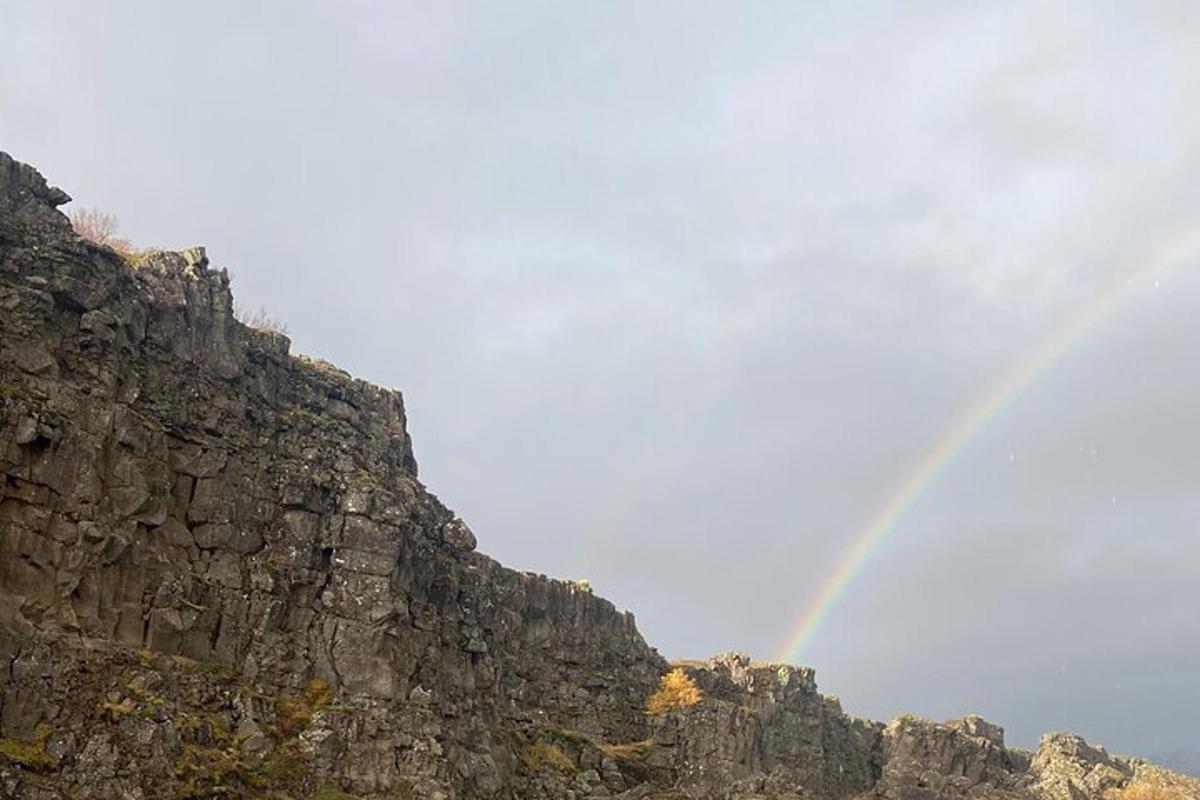 isang bahaghari sa langit sa ibabaw ng bundok